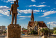 Namibie - Windhoek, Monument du président Namibien et Eglise du Christ Luteran ©Shutterstock, Vadim N 